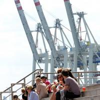 521_4063 Menschen sitzen in der Sonne an der Grossen Elbstrasse - Containerkran. | 